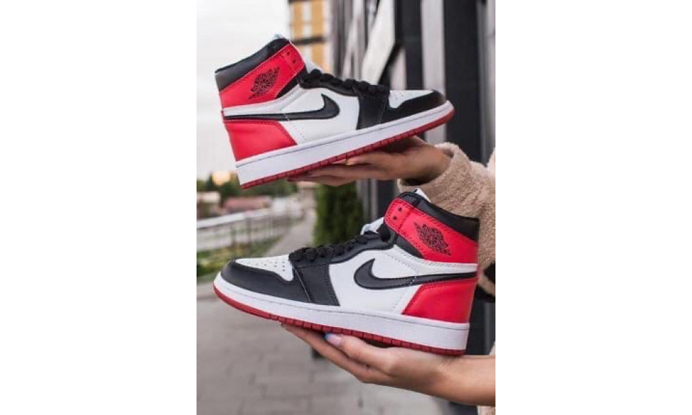 Nike Air Jordan 1 Retro High OG Black Toe